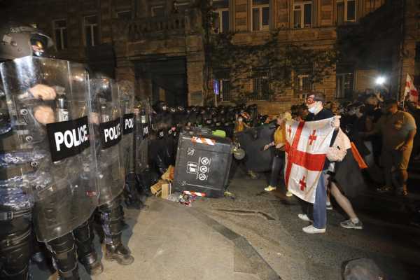 Γεωργία: Η αστυνομία κάνει χρήση δακρυγόνων και σφαιρών από καουτσούκ εναντίον διαδηλωτών 