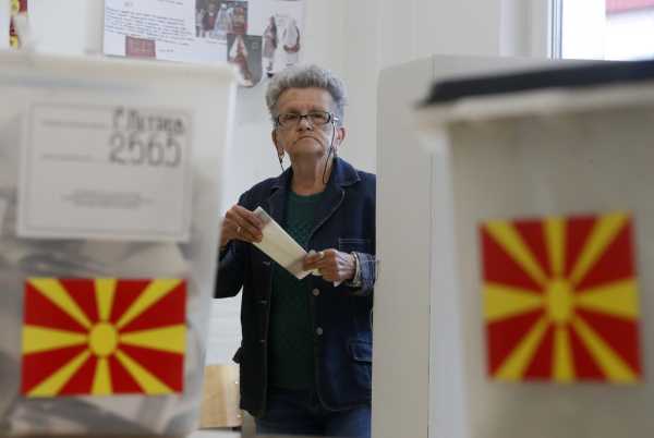 Βόρεια Μακεδονία: Έκλεισαν οι κάλπες για τις «διπλές» εκλογές