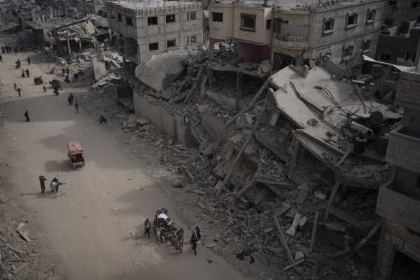 Καταστροφή και απόγνωση στη Γάζα: Ομαδικός τάφος αποκαλύφθηκε στη Χαν Γιουνίς – Το απορρίπτει ο Ισραηλινός στρατός