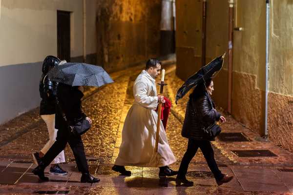 Ισπανία: Η καταρρακτώδης βροχή  πρωταγωνιστεί στις λιτανείες και τις περιφορές της Μεγάλης Εβδομάδας των Καθολικών  