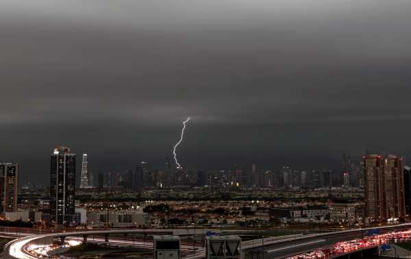 «Ιστορικό καιρικό φαινόμενο» οι καταιγίδες στα Εμιράτα – Προβλήματα στο Ντουμπάι, ένας νεκρός στο Ρας Αλ Χάιμα