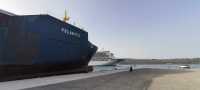 Χανιά: “Μάχη” με τα κύματα έδωσε φορτηγό πλοίο για να δέσει στο λιμάνι της Σούδας – Τραυματισμός καβοδέτη (βίντεο)