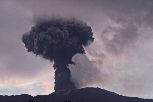 Ηφαίστειο εξερράγη στη βόρεια Ινδονησία – Εκκενώθηκαν δύο χωριά