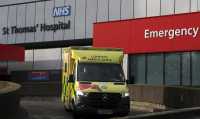 Πεθαίνουν δεκάδες ασθενείς στην Αγγλία τις ώρες αναμονής στους διαδρόμους του NHS
