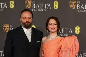 BAFTA: Η άφιξη Γιώργου Λάνθιμου – Έμας Στόουν στο Royal Festival Hall του Λονδίνου για την τελετή (φωτογραφίες)