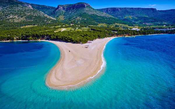 Wizz Air: Η Ελλάδα στις χώρες με ιδανικές παραλίες για solo ταξιδιώτες