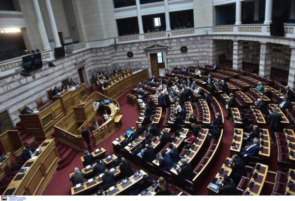 Μετωπική σύγκρουση κυβέρνησης – ΣΥΡΙΖΑ: Σημείο αιχμής η ανάρτηση της Έλενας Ακρίτα για τη σύζυγο του πρωθυπουργού