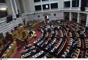Μετωπική σύγκρουση κυβέρνησης – ΣΥΡΙΖΑ: Σημείο αιχμής η ανάρτηση της Έλενας Ακρίτα για τη σύζυγο του πρωθυπουργού