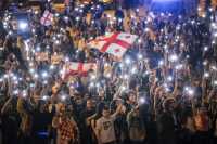 Χιλιάδες διαδηλωτές στην κεντρική πλατεία της Τιφλίδας εναντίον του νομοσχεδίου περί «ξένων πρακτόρων» – Την απόσυρσή του ζητά ο ΟΗΕ