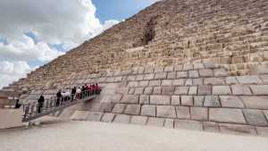 Γρανιτένιοι ογκόλιθοι καλύπτουν τη βάση πυραμίδας στην Αίγυπτο στo πλαίσιo μιας αμφιλεγόμενης ανακαίνισης (video)