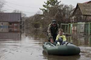Πρωτοφανείς πλημμύρες σε Ρωσία και Καζακστάν από αιφνίδια και ταχύτατη υπερχείλιση ποταμών