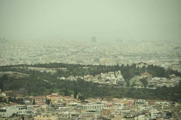 Κορύφωση της αφρικανικής σκόνης και λασποβροχές σήμερα, με 30άρια στην Κρήτη – «Καθαρίζει» το τοπίο από Πέμπτη
