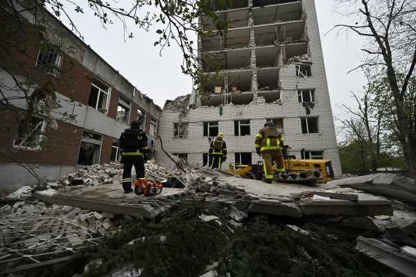 Πόλεμος στην Ουκρανία: Εκρήξεις ακούστηκαν στην ουκρανική περιφέρεια Ιβανο-Φρανκίφσκ- Στους 18 οι νεκροί απο το ρωσικό πλήγμα στο Τσερνίχιβ