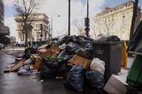 Το Παρίσι πνίγεται στα σκουπίδια