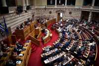 Βουλή: Ψηφίστηκαν το νομοσχέδιο για το Ελληνικό Κτηματολόγιο και η τροπολογία για το «Καλάθι του Άη Βασίλη»