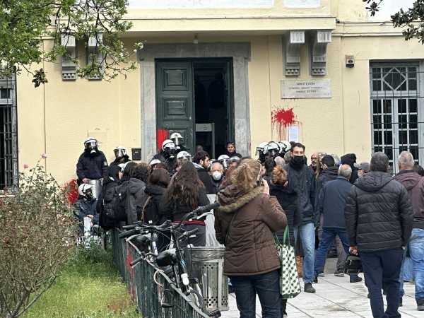Βόλος: Επεισόδια μεταξύ αστυνομικών-πολιτών στη δίκη για τον ξυλοδαρμό του Β. Μάγγου