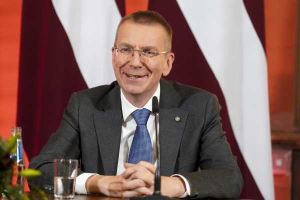 Λετονία: Η Ε.Ε να συζητήσει την επαναφορά της υποχρεωτικής στρατιωτικής θητείας προτείνει ο πρόεδρος Έντγκαρς Ρίνκεβιτς